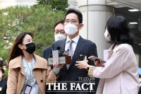  '묵묵부답' 굳은 표정으로 법원 나서는 이재용 부회장 [포토]