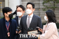  '묵묵부답' 법원 들어서는 이재용 부회장 [포토]