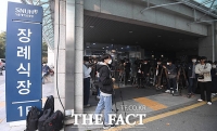  노태우 전 대통령 별세, 빈소 앞 붐비는 취재진 [TF사진관]