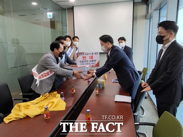 의령군이 27일 한전 본사를 방문해 한전의령지사 통폐합에 반대하는 군민 2만여 명의 서명부를 전달했다./의령군 제공