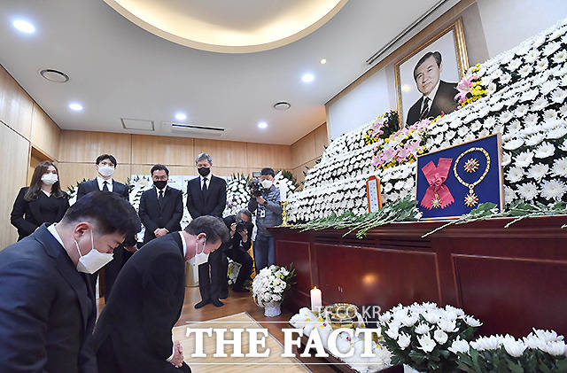 이낙연 전 더불어민주당 대표가 27일 서울 종로구 서울대병원 장례식장에 마련된 고 노태우 전 대통령 빈소를 찾아 조문을 하고 있다. /사진공동취재단