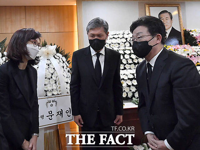 유승민 국민의힘 대선 경선 후보가 조문을 마친 뒤 노소영 아트센터 나비 관장(왼쪽)를 위로하고 있다. /사진공동취재단