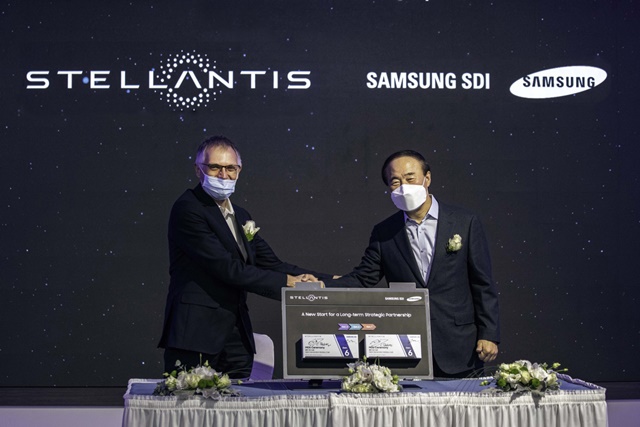 전영현 삼성SDI 사장(오른쪽)과 카를로스 타바레스 스텔란티스 CEO가 합작법인 MOU 체결 관련 기념식에서 악수하고 있다. /삼성SDI 제공