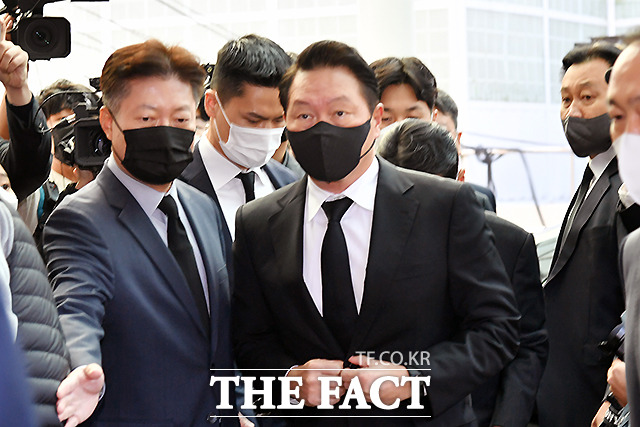 노태우 전 대통령이 향년 89세를 일기로 사망한 가운데 27일 빈소가 마련된 서울대병원 장례식장에 최태원 SK그룹 회장이 조문을 위해 도착하고 있다./이새롬 기자