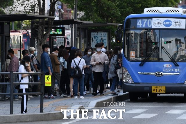 서울시가 내년부터 청년들에게 연간 10만 원의 대중교통비와 40만 원의 이사비를 지원한다고 밝혔다. /남용희 기자