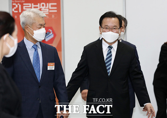 김부겸 국무총리(왼쪽)가 강귀덕 한국로봇산업협회 회장과 2021 로보월드 개막식에 참석하고 있다.