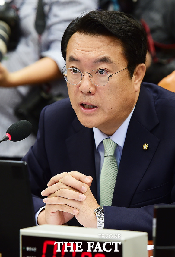 정진석 국회부의장이 부여여고 이전과 관련, 유은혜 교육부장관에서 서한을 보내 단독이전에 대한 지역민들의 요구를 전달했다. / 더팩트 DB