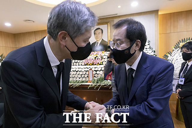 홍준표 국민의힘 대선후보가 27일 서울 종로구 서울대병원 장례식장에 마련된 고 노태우 전 대통령 빈소를 찾아 조문을 하고 있다. /사진공동취재단