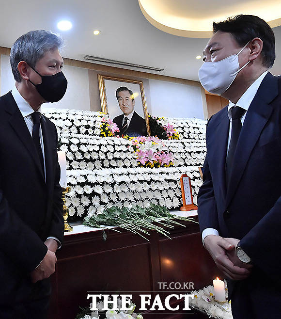 윤석열 국민의힘 대선 경선 후보가 조문을 마친 뒤 노재헌 동아시아문화센터 이사장을 위로하고 있다. /사진공동취재단