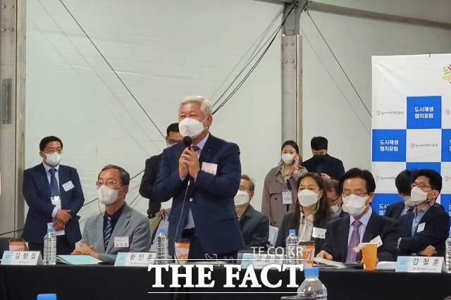 황인홍 전북 무주군수가 27일 창원 마산 해양신도시에서 열린 도시재생 정책포럼에서 신재생에너지 설비와 에너지 고효율 기기를 적용하는 등 집수리 가이드라인을 수립, 중장기적 재생사업에 대한 차별화된 무주형 도시재생 사업 구상을 밝혔다. /무주군 제공