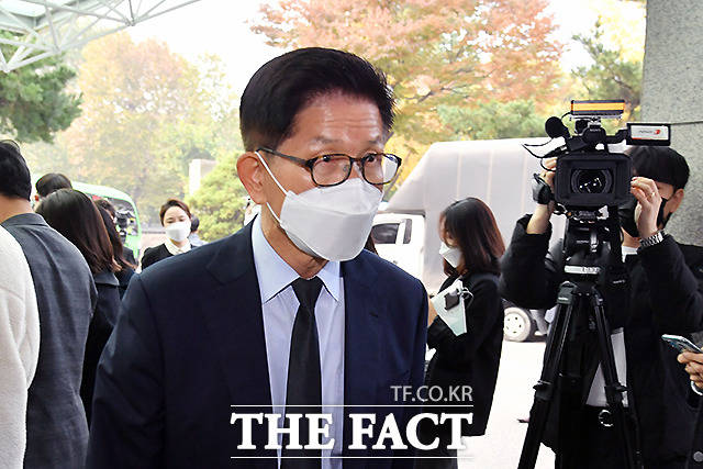 김문수 전 경기도지사가 27일 서울 종로구 서울대병원 장례식장에 마련된 노태우 전 대통령의 빈소에 들어서고 있다. /사진공동취재단