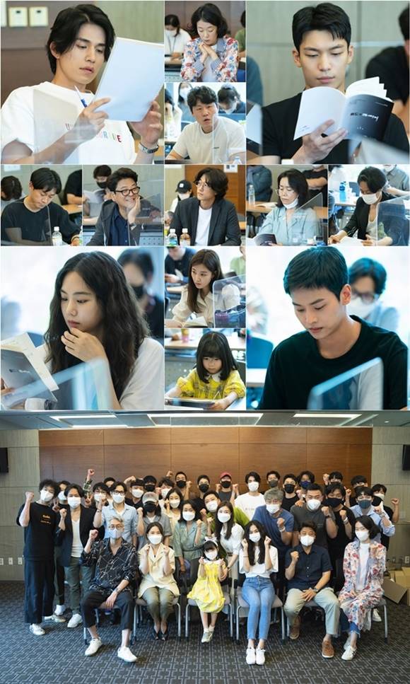 tvN 새 금토드라마 배드 앤 크레이지 대본 리딩 현장이 공개됐따. 제작진은 이동욱과 위하준 등 배우들의 시너지는 놀라움 그 이상이라며 작품에 대한 기대감을 높였다. /tvN 배드 앤 크레이지 제공