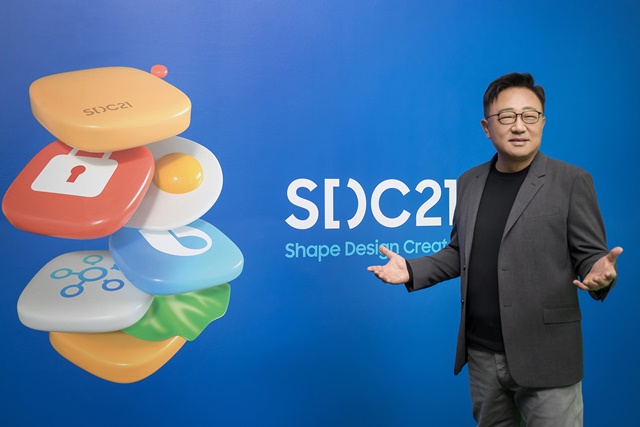 고동진 삼성전자 대표이사 사장이 삼성 개발자 콘퍼런스 2021에서 기조연설을 하고 있다. /삼성전자 제공