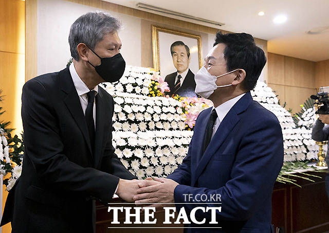 원희룡 국민의힘 대선 경선 후보가 조문을 마친 뒤 노 이사장과 대화를 나누고 있다. /사진공동취재단