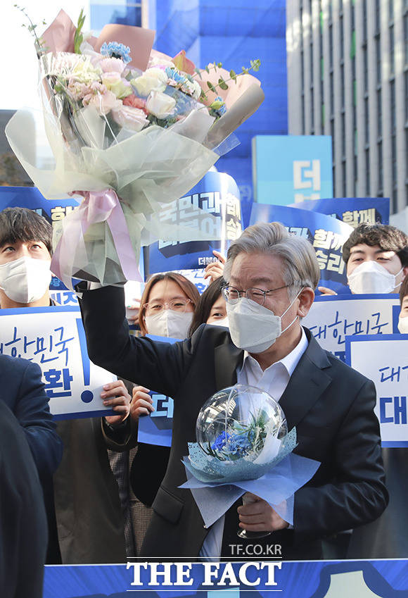 이재명 더불어민주당 대선후보가 27일 오후 서울 여의도 당사에서 당직자들에게 받은 꽃다발을 들어 보이고 있다. /이선화 기자