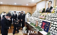  노태우 조문하는 김동연 전 총리 [TF사진관]
