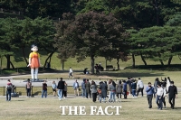  올림픽공원에 설치된 '오징어게임' 영희 [포토]