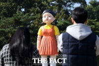  올림픽 공원에 등장한 '오징어게임' 영희 [포토]
