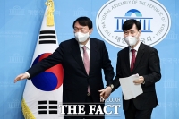  윤석열 손잡은 하태경 '尹, 정권교체·정치혁신 적임자'