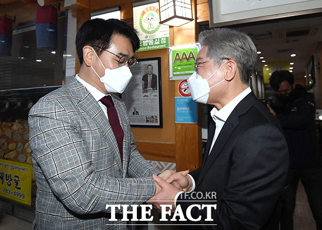 박용진 의원(왼쪽)과 오찬을 갖는 이재명 후보가 박 의원의 손을 잡으며 인사하고 있다.