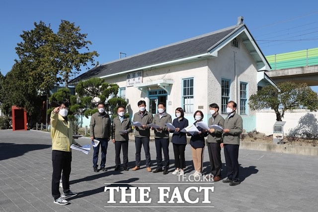 기획행정위원회가 8일 구)춘포역사를 방문해 사업추진 상황을 점검하고 지역주민들의 건의사항 등을 수렴했다. /익산시의회 제공