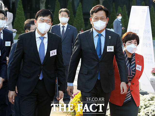 송영길 더불어민주당 대표(오른쪽)와 존 림 삼성바이오로직스 사장이 백신 출하식에 참석하고 있다. /사진공동취재단