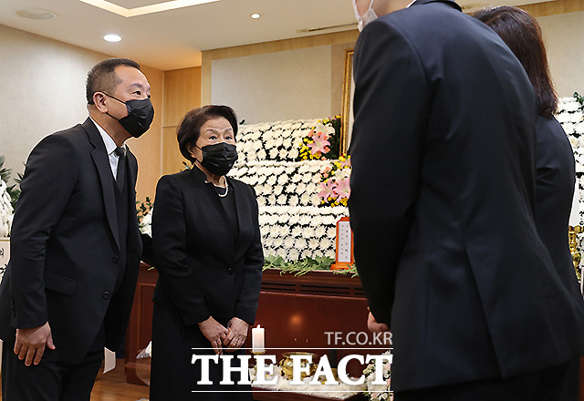 전두환 전 대통령의 부인 이순자 여사와 장남 전재국 씨가 28일 서울 종로구 서울대병원 장례식장에 마련된 고 노태우 전 대통령 빈소를 찾아 조문을 하고 있다. /사진공동취재단