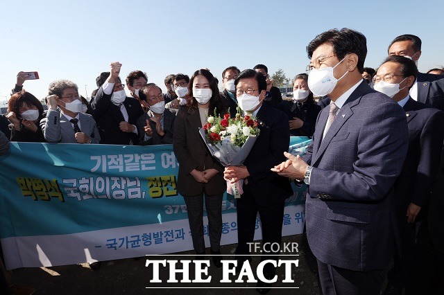28일 세종시 국회 세종의사당 건립 예정 부지를 방문한 박병석 국회의장이 시민들의 환영 속에 꽃다발을 받고 있다. /국회 제공
