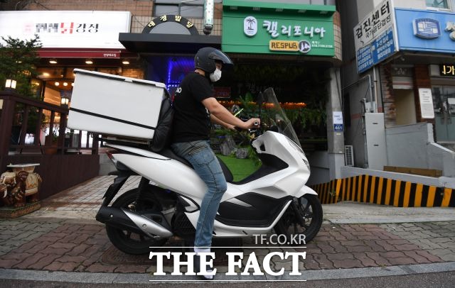 서울시가 2025년까지 모든 배달 오토바이와 택배차를 전기차로 바꾸겠다고 밝혔다. 사진은 해당 기사와 직접적 관련 없음. /임영무 기자