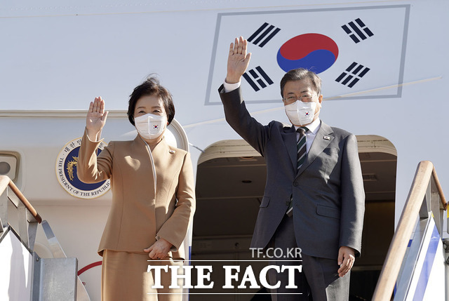 G20 정상회의, COP26 참석 등을 위해 7박 9일간의 유럽 순방을 떠나는 문재인 대통령과 부인 김정숙 여사가 28일 오전 경기 성남시 서울공항에서 공군1호기에 올라 환송인사들에게 손을 흔들고 있다. /청와대 제공
