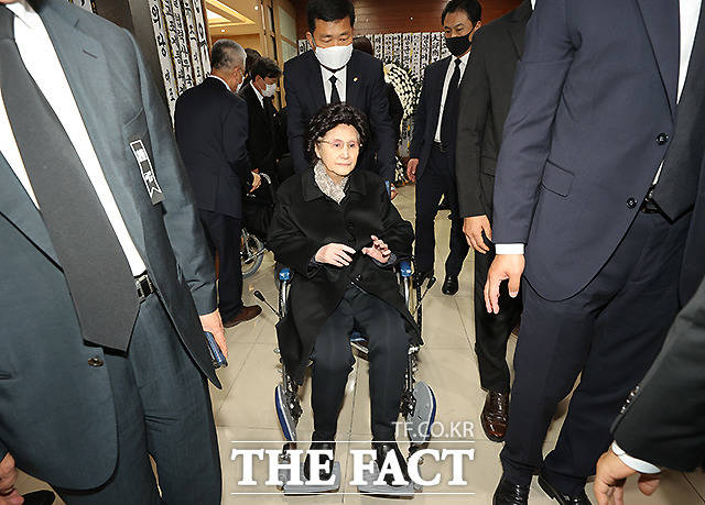 고 노태우 전 대통령의 부인 김옥숙 여사가 28일 서울 종로구 서울대병원 장례식장에서 마련된 빈소에서 입관식을 위해 이동하고 있다. /사진공동취재단