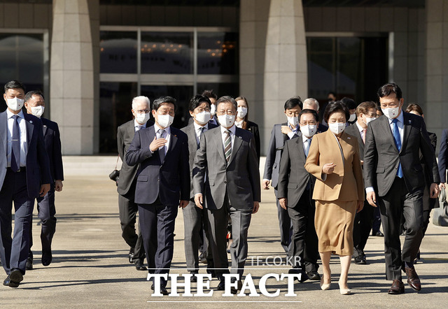 유럽 순방을 떠나는 문재인 대통령과 부인 김정숙 여사가 28일 오전 서울공항에 도착해 공군1호기로 이동하고 있다. /청와대 제공