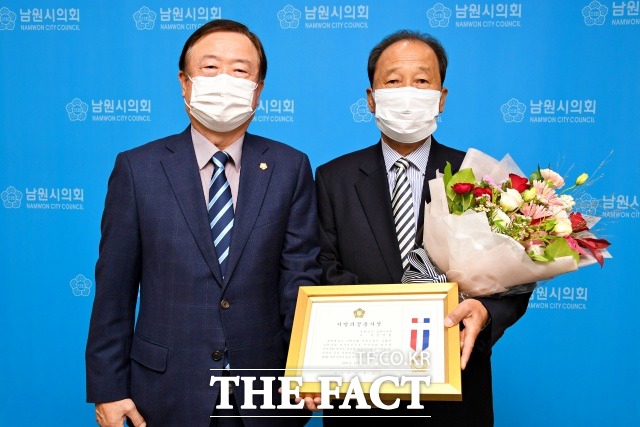 전북 남원시의회 강성원 의원이 제9회 지방자치의 날 및 지방의회 30주년을 기념해 전국시군자치구의회의장협의회가 수여하는 지방의정봉사상을 수상했다.사진 양희재 남원시의회 의장(왼쪽)과 강성원 의원. /남원시의회 제공