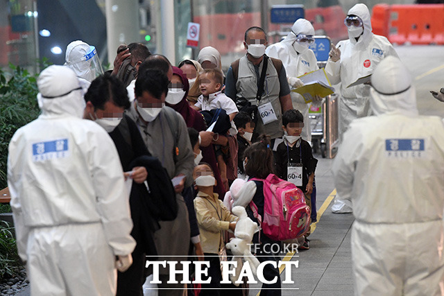 임신 8개월의 몸으로 탈레반을 피해 한국을 찾은 아프가니스탄 특별기여자 가족이 28일 첫 아이를 품에 안았다. 사진은 지난 8월 인천국제공항을 통해 입국하는 아프간 특별기여자들의 모습. /남용희 기자