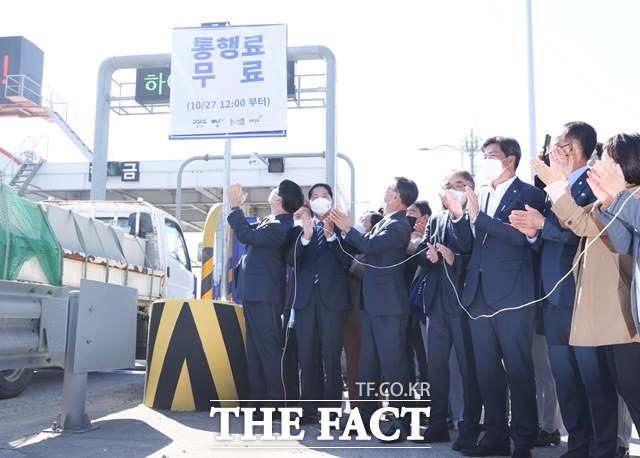 이한규 경기도 행정2부지사와 이재준 고양시장, 정하영 김포시장, 최종환 파주시장이 참석한 가운데 김포시 일산대교 요금소에서 일산대교 통행료 무료화를 27일 공식 발표했다./고양시 제공