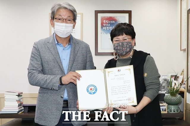 정읍시 수성동에 소재한 ‘떡봉이야기’ 이윤주 대표가 정읍시민장학재단(이사장 유진섭)에 장학금을 전달하였으며 코로나19로 인해 어려움을 겪고 있는 정읍지역 학생들을 지원하기 위한 나눔에 앞장서고 있다. / 정읍시 제공