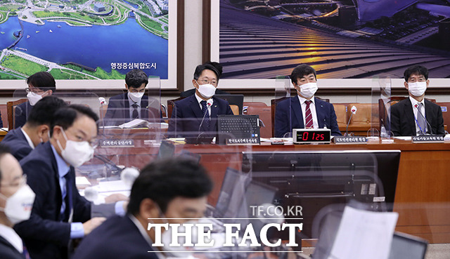 김현준(오른쪽 세 번째) 한국토지주택공사(LH) 사장이 지난 7일 국회에서 열린 국회 국토교통위원회 국정감사에 출석해 의원들의 발언을 듣고 있다. /국회사진취재단