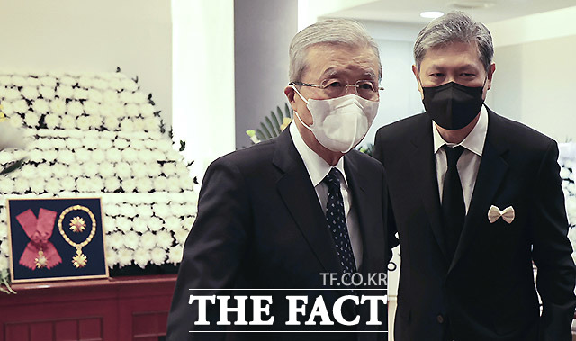 김종인 전 국민의힘 비상대책위원장은 29일 서울 종로구 서울대병원 장례식장에 마련된 고 노태우 전 대통령의 빈소 조문 후 내년 대선은 이재명 민주당 후보 대 윤석열 후보의 경쟁이 될 것이라고 생각한다고 말했다. /사진공동취재단