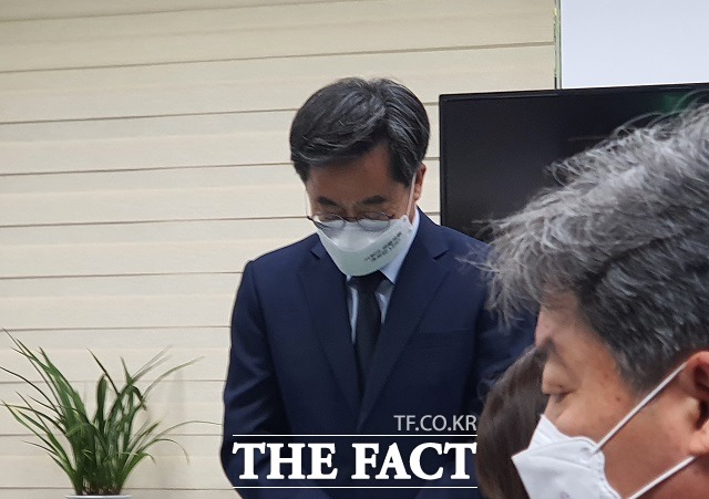김동연 전 경제부총리가 29일 대전시의회에서 기자간담회에 앞서 지난달 직장 내 갑질 등을 호소하며 극단적 선택을 한 대전시 신입공무원을 추모하는 묵념을 하고 있다. / 대전 = 김성서 기자