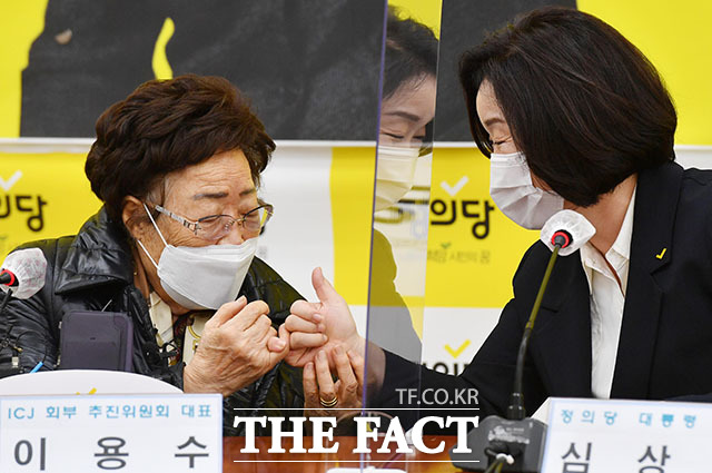 심상정 정의당 대선 후보(오른쪽)와 일본군 위안부 피해자 이용수 할머니가 29일 오후 서울 여의도 국회에서 손가락을 걸고 위안부 문제 해결에 대한 약속을 나누고 있다. /국회=남윤호 기자