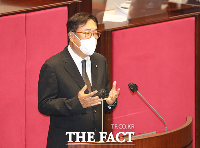 정진석 국회부의장이 29일 ‘부여여고 단독 이전 확정’을 두고 개인 SNS를 통해 우리 아이들이 지역에 관계없이 공정하고 질 높은 교육기회를 갖도록 하겠다는 약속을 지킬 것이라고 밝혔다./더팩트DB