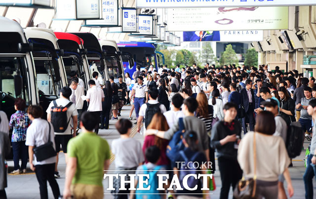 30일 서울고속버스터미널이 시스템 오류로 인해 매표 발권이 중단돼 혼잡한 상황이 발생했다. /더팩트 DB