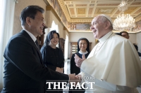  문 대통령 내외 '파안대소' 하게 한 교황과의 화기애애 단독 면담
