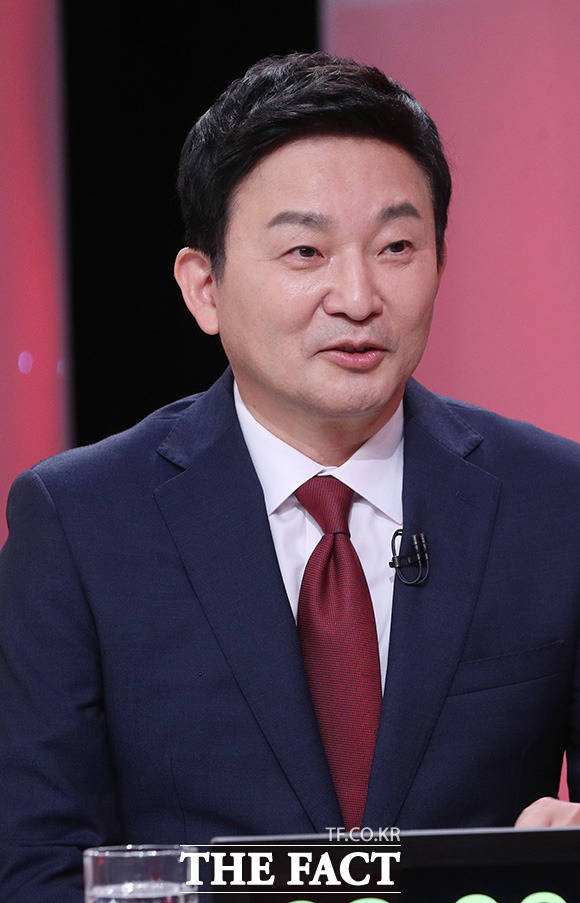 원희룡 후보가 방송을 앞두고 여유로운 모습을 보이고 있다.
