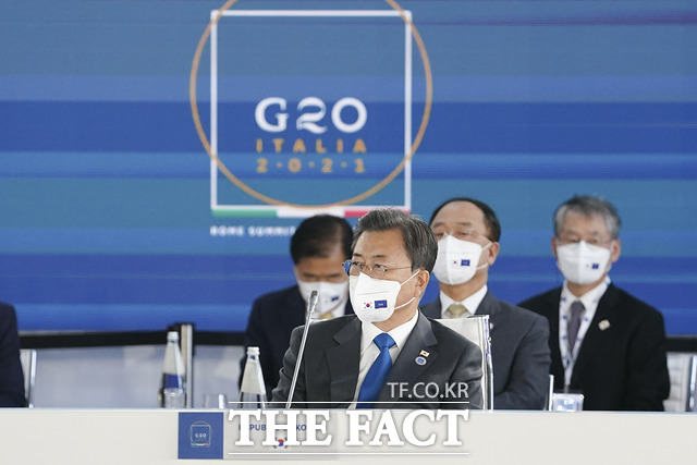 문재인 대통령은 30일(현지시간) 이탈리아 로마 누볼라 컨벤션에서 열린 G20 국제경제 및 보건 세션에 참석해 코로나19 대응을 위한 G20 차원의 연대·협력을 더욱 강화할 것을 강조하면서, 한국의 백신 접종 경험을 전 세계에 적극 공유하겠다고 밝혔다. /청와대 제공