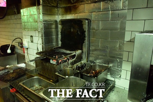 30일 오후 1시 47분쯤 수성구 두산동의 한 음식점 주방에서 불이 났지만, 직원들이 자체 진화했다. 주방내부 모습./대구수성소방서 제공
