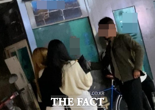 프로축구단 대구FC 선수들이 1일 새벽 술을 마시고 마스크를 쓰지 않은 채 길거리를 활보한 사실이 확인돼 논란이 일고 있다. /온라인 커뮤니티 캡처