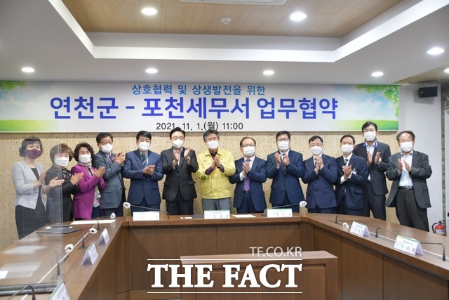 김성원 국회의원을 비롯해 김광철 연천군수, 홍재필 포천세무서장 등은 1일 연천군청에서 연천군-포천세무서 업무협약을 맺고 전곡읍에 세무서 통합민원실을 설치하기로 했다. /김성원 의원실 제공