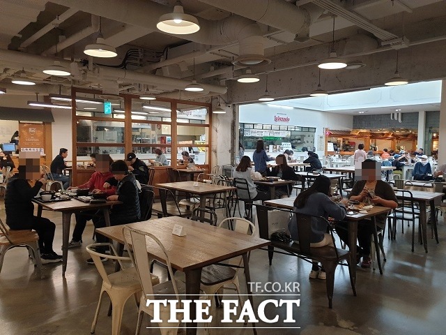 천안시 동남구 신부동 아라리오에 있는 한 식당에서 손님들이 식사를 하고 있다. / 천안 = 김경동 기자