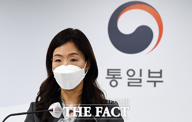이종주 통일부 대변인이 1일 오전 서울 종로구 정부서울청사 합동브리핑실에서 정례브리핑을 하고 있다./임영무 기자